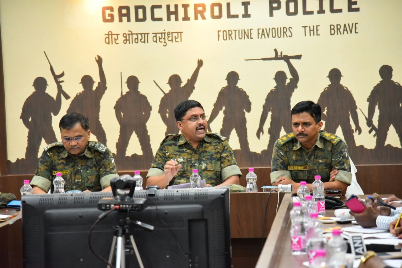 Ankush Shinde leading an operational briefing with officers in Gadchiroli